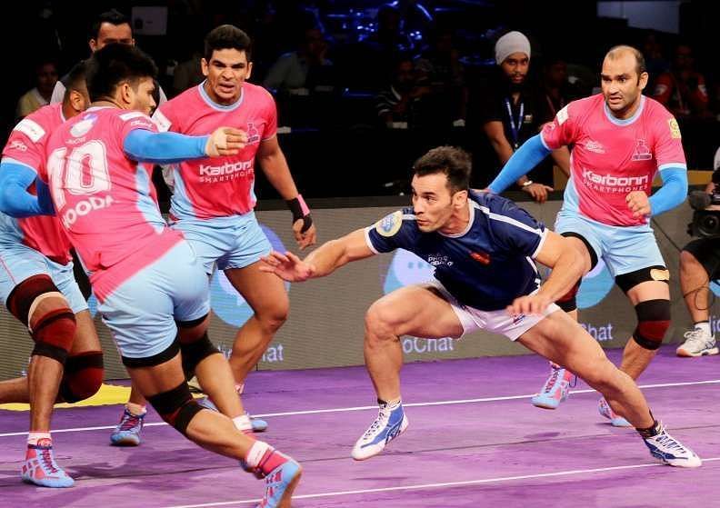 Meraj Sheykh in action against the Jaipur Pink Panthers