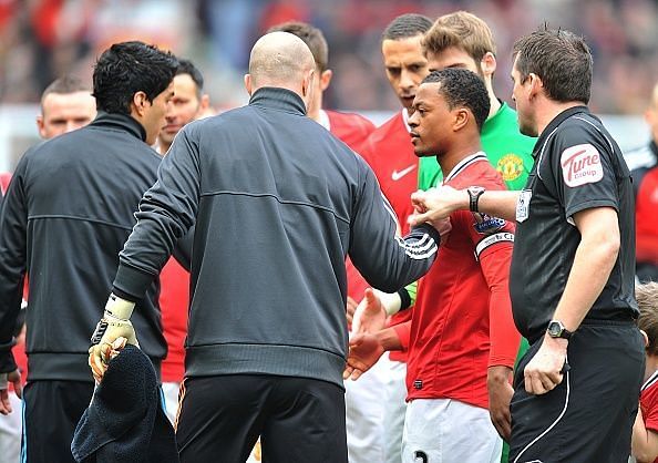 Suarez refuses to shake Evra&#039;s hand