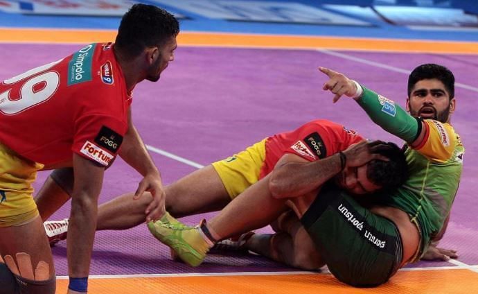PArdeep Narwal takes the entire Gujarat Fortunegiants out with one raid.