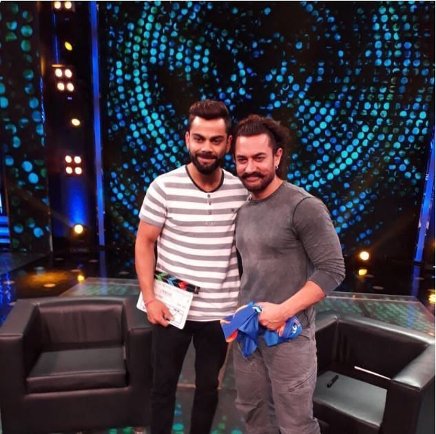 Aamir gifted Kohli the clapperboard which was used for take 1 of Dangal while Kohli gifted him his Indian jersey. Photo credits: Sameer Allana(Twitter)