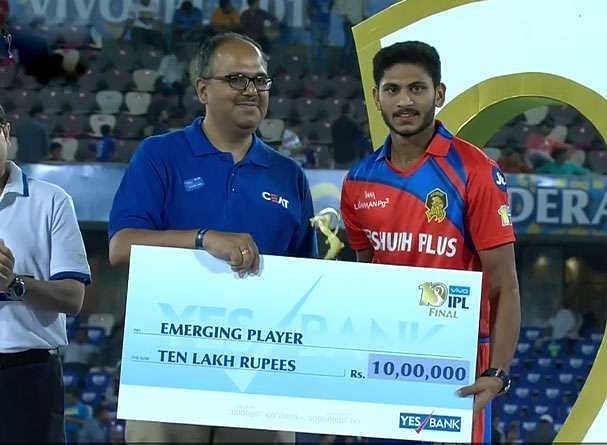 Thampi receiving the IPL emerging player award
