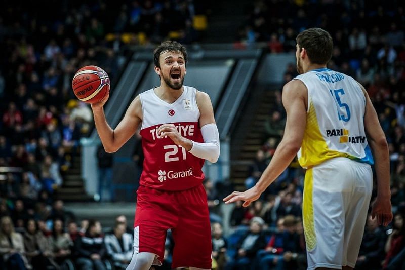Turkey&#039;s Sertac Sanli (21) is one of the leads the offense in the floor for the 2-0 Turkish squad.