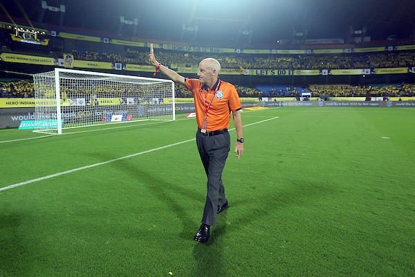 Steve Coppell received a warm welcome from the Kerala fans. (Photo: ISL)