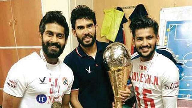 ATK players Ashutosh Mehta (L) and Jayesh Rane (R), with Khalid Jamil (C)