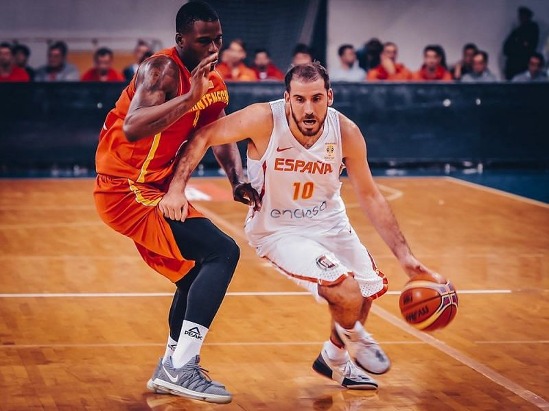 Spain&#039;s Quim Colom (10) drives past a Montengero defender.