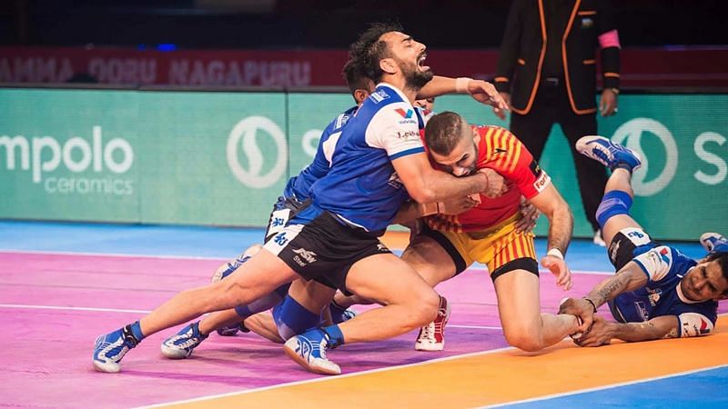 Mohit Chhillar (L) attempts a block on Fazel Athrachali