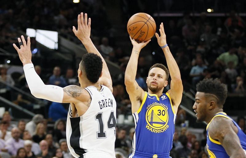 Danny Green (#14) closes in on Stephen Curry