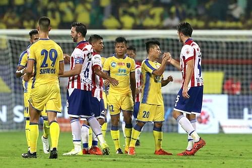 The players shake hands after the match (Image courtesy: ISL)