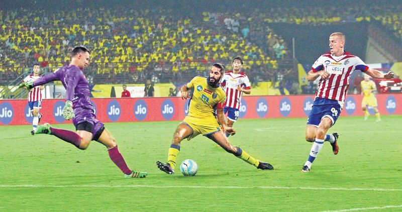 Kerala Blasters and ATK faced off in the ISL opener (Image courtesy: ISL)
