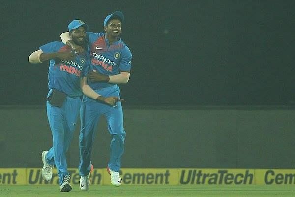 Shreyas Iyer celebrate with Hardik Pandya after the latter&#039;s stunning catch