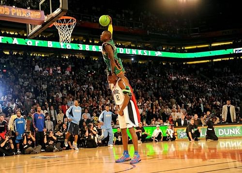 Nate Robinson dunking over Dwight Howard in the 2009 Dunk Contest (Image via zimbio.com)