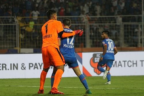 Gurpreet (orange) and Lanzarote were involved in a scuffle in the BFC box (Image: ISL)