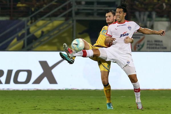 It was a cagey start, but the game soon opened up. (Photo: ISL)