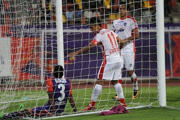 Sunil Chhetri goes over to console Gurtej Singh, instead of celebrating his goal. (Photo: ISL)