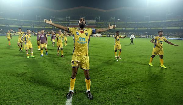 Sandesh Jhingan leads the Viking chant for Kerala Blasters. (Photo: ISL)