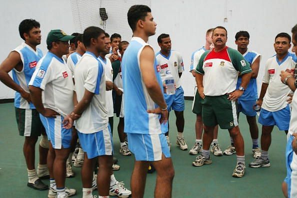 Dav Whatmore, coach of Bangladesh gathers his players 