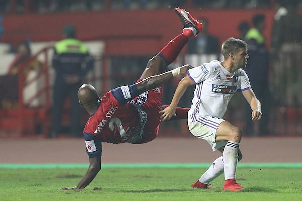 Alfaro had one of the best chances to score, but was flagged offside. (Photo: ISL)