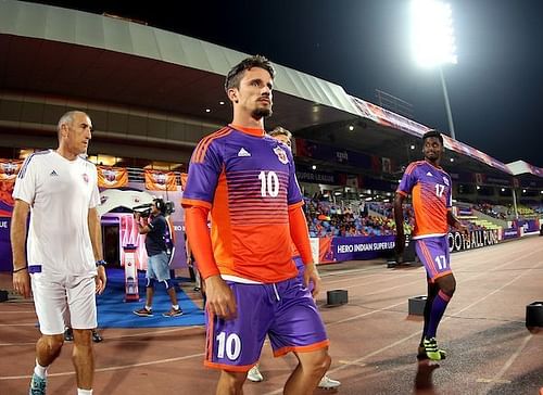 Marcelinho watches the action from the sidelines. (Photo: ISL)