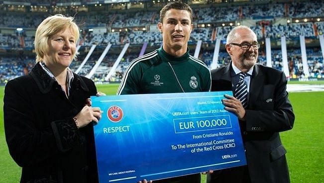 Ronaldo with a cheque of &euro;100,000 for Red Cross