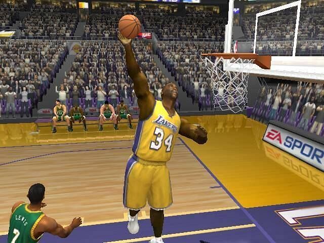 Shaquille O&#039;Neal dunks over everyone!