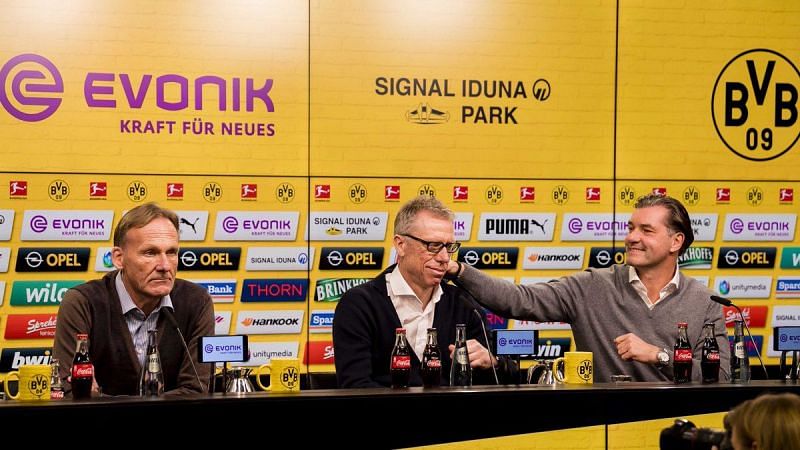 St&ouml;ger (middle) during the press conference with BVB bosses Joachim Watzke (left) &amp; Zorc (right)