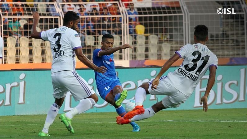 Gurtej established a solid partnership at the back alongside Chhuantea (Photo: ISL)