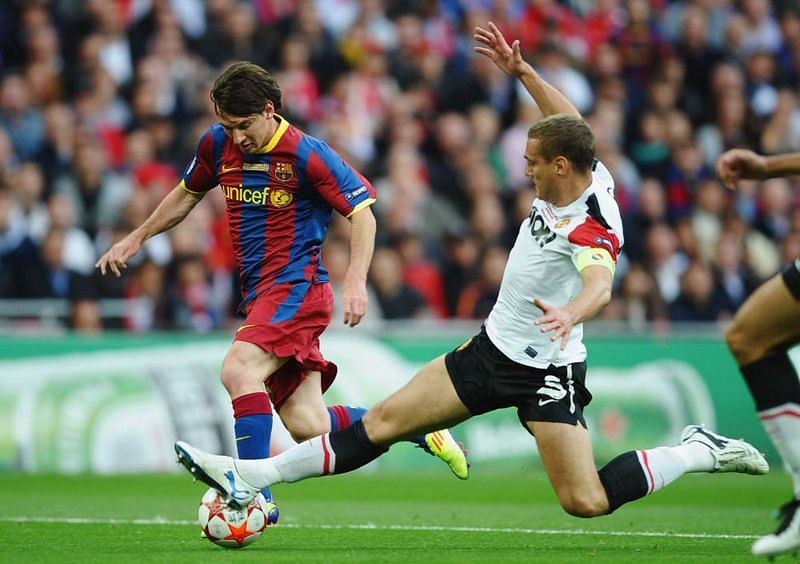 Manchester United&#039;s Nemanja Vidic competing with Barcelona&#039;s Lionel Messi. Image courtesy Daily Mail 