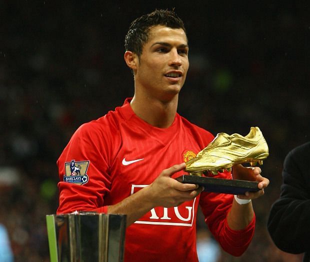 Cristiano Ronaldo posing with his Premier League Golden Boot award. Image courtesy Metro