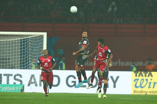 Robin Singh (black) was left frustrated on many occasions (Image: ISL)