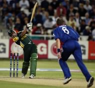 Shoaib Akhtar of Pakistan on his way to 43