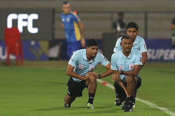 A questionable call by the officials? (Photo: ISL)