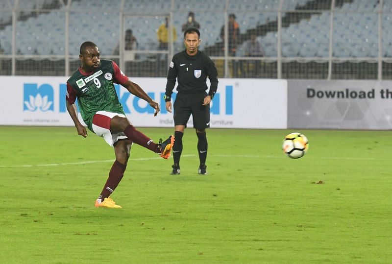 Dicka coolly slots in a penalty to put Mohun Bagan in the lead. (Photo: I-League)