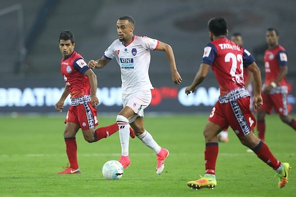 Jeroen Luma (white) was not able to make inroads into the Jamshedpur side
