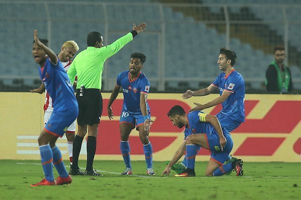 Did the referee had a part to play again? (Photo: ISL)