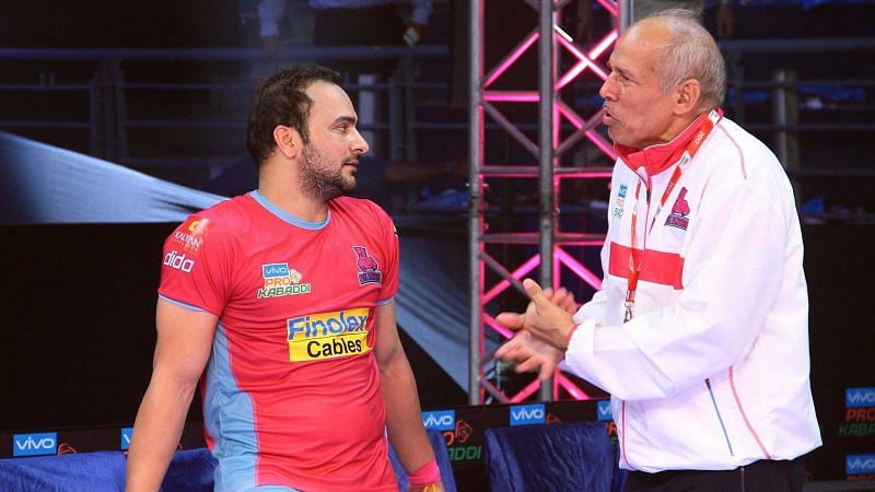 Manjeet Chhillar talking to Jaipur Pink Panthers coach