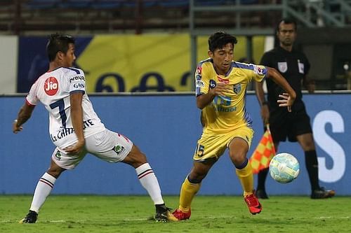 Deependra Negi (R) broke Lallianzuala Chhangte's (L) record to become the youngest scorer this season. (Photo: ISL)