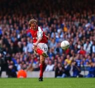 Ray Parlour of Arsenal scores