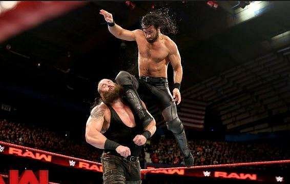 Strowman vs Rollins