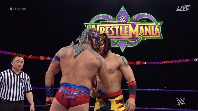 Lince Dorado and Kalisto shake hands before their match on 205 Live.