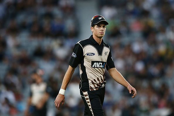 Mitchell Santner signs for Derbyshire ahead of 2018 season