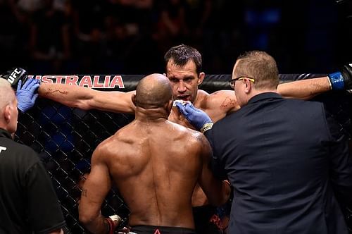 Rockhold got those hands! 