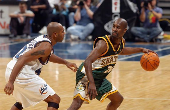 Gary Payton posts up Stackhouse