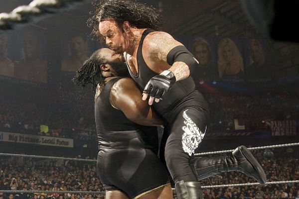 Mark Henry battling The Undertaker at Wrestlemania 22
