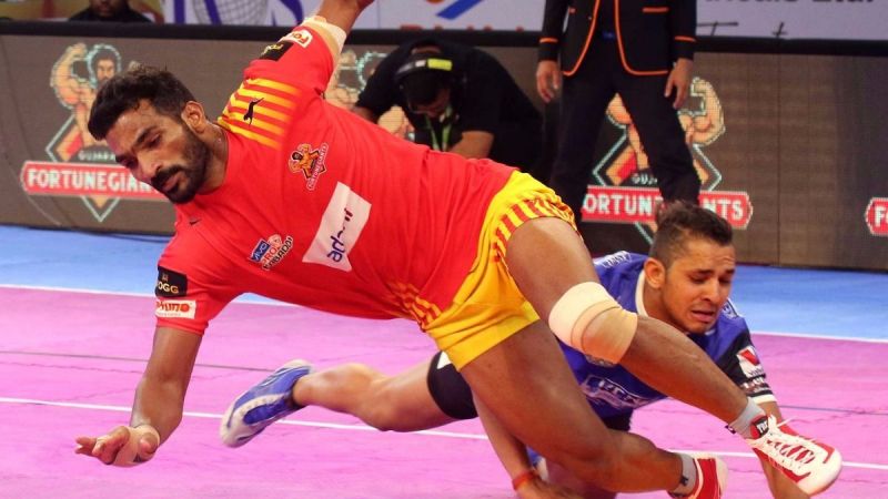 Sukesh Hegde manages to escape from the hands of Haryana Steelers defender Vikas.