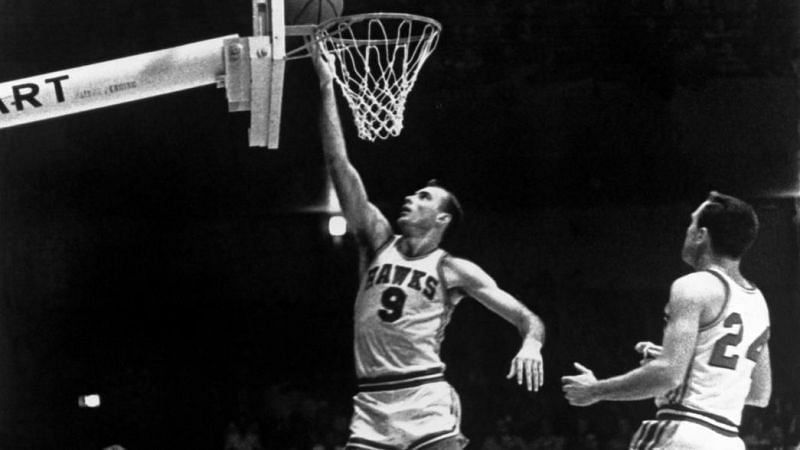 Bob Pettit completes a lay-up (Image: NBA)