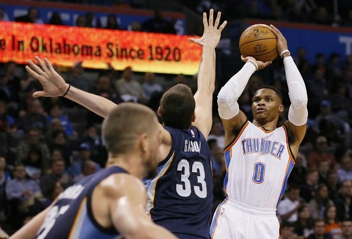Westbrook shoots over an outstretched Marc Gasol.