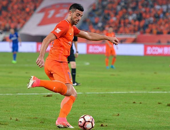 Graziano Pell&Atilde;&uml; in action for Luneng