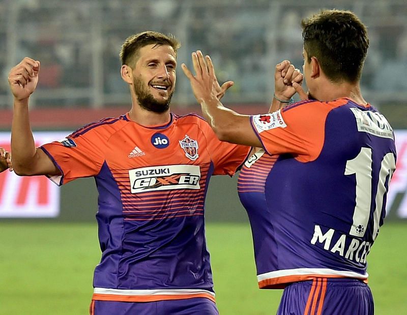 Emiliano Alfaro and Marcelinho (Photo: ISL)