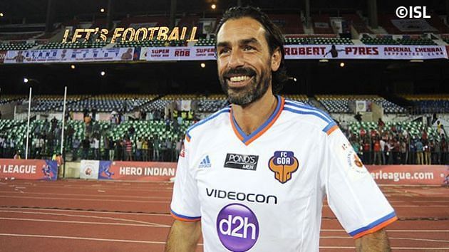Robert Pires standing in front of Arsenal Supporters Chennai Club&#039;s banner for their Arsenal legend (Image credits: ISL)