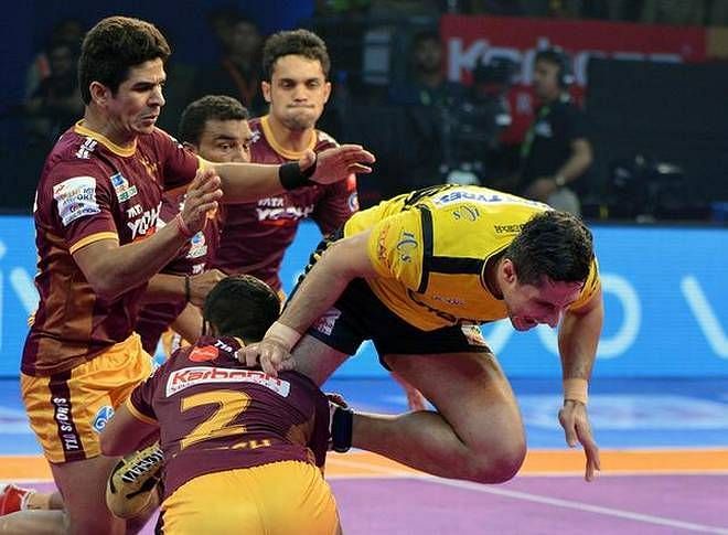 Rajesh Narwal in action against Telugu Titans.